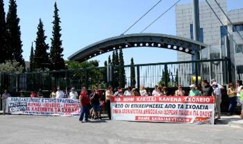 Στιγμιότυπο από τη χτεσινή παράσταση διαμαρτυρίας