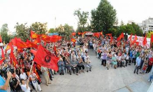 Αποψη της χτεσινής συγκέντρωσης. Στο βήμα ο Δ. Κουτσούμπας