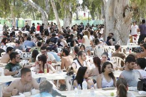 Υποδομές για σίτιση και ανάπαυλα προβλέπονται πάντα στην κατασκήνωση