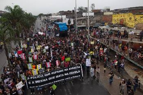 Από διαδήλωση σε φτωχογειτονιά (φαβέλα) του Ρίο ντε Τζανέιρο, ενάντια στην αστυνομική βια