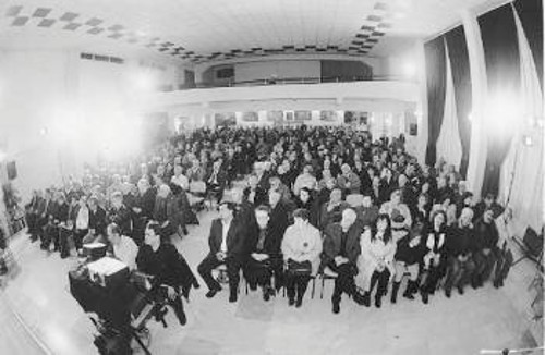 Ασφυκτικά γεμάτη η αίθουσα της Ενωσης Σμυρναίων στην εκδήλωση που πραγματοποίησε η Αχτιδική Επιτροπή Κοκκινιάς - Κορυδαλλού του ΚΚΕ για τα 50 χρόνια από τη δολοφονία του Νίκου Μπελογιάννη