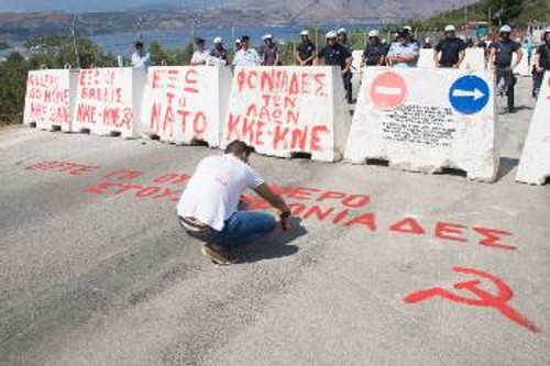 Από την κινητοποίηση στη βάση της Σούδας, στο πλαίσιο του Αντιιμπεριαλιστικού Διημέρου της ΚΝΕ το 2013