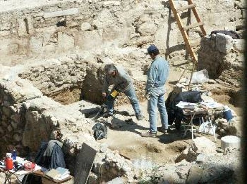 Το κομπρεσέρ του εργάτη χτυπά τα αρχαία που βρέθηκαν στου Μακρυγιάννη