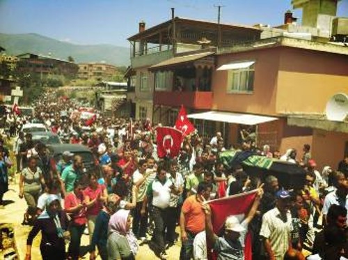Η κηδεία του δολοφονημένου 19χρονου μετατράπηκε σε διαδήλωση στην Αντάκια