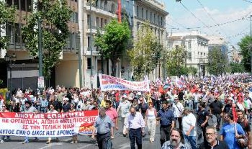 Από τη χτεσινή πορεία καθώς ανέβαινε από την Ομόνοια την οδό Πανεπιστημίου προς το Σύνταγμα
