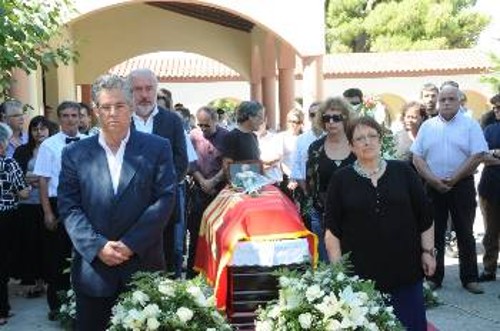 Στην τιμητική φρουρά ο ΓΓ της ΚΕ του ΚΚΕ, Δ. Κουτσούμπας, η πρόεδρος της Κοινοβουλευτικής Ομάδας Αλ. Παπαρήγα και τα μέλη του ΠΓ Ελ. Μπέλου και Θ. Κωνσταντινίδης