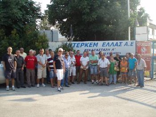 Εργάτες της ΙΝΤΕΡΚΕΜ έξω από το κλειστό εργοστάσιο