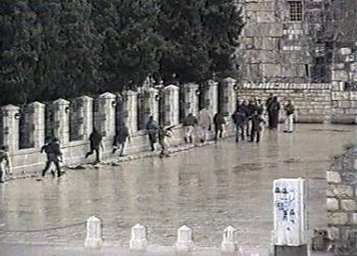 Παλαιστίνιοι μαχητές, κουβαλώντας και τους τραυματίες τους, την ώρα που προσπαθούν να εισέλθουν στο ναό