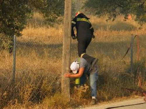 Οι πολίτες βοηθούν καθημερινά, στις δύσκολες ώρες, τους πυροσβέστες