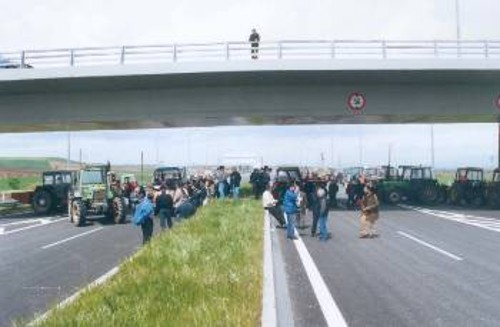 ΛΑΡΙΣΑ: Από το προχτεσινό μπλόκο