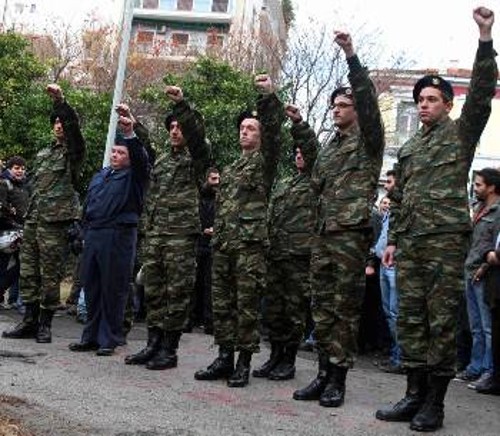 «Ως παιδιά του ελληνικού λαού ενώνουμε τη φωνή μας με το λαϊκό κίνημα και απαιτούμε: Καμία εμπλοκή, καμιά συμμετοχή της Ελλάδας στη σχεδιαζόμενη ιμπεριαλιστική επέμβαση στη Συρία», σημειώνεται μεταξύ άλλων στο κείμενο