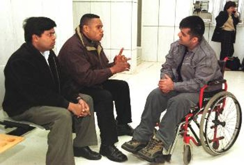 Ο Κούρδος Σερίφ Καντίρ καθηλωμένος στο αναπηρικό καροτσάκι και ο Νιγηριανός Τ. Αμαντάλ, δύο από τα θύματα του Παντ. Καζάκου