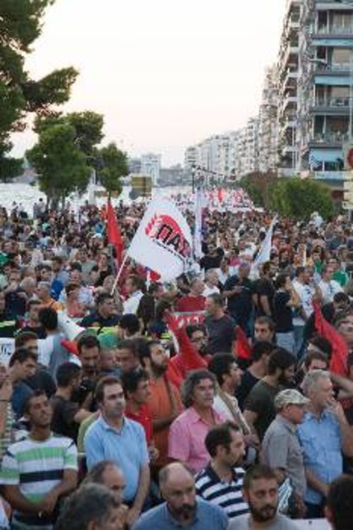 Μόνο αν ο λαός πάρει την τύχη στα χέρια του, μπορεί να αλλάξει προς όφελός του τις εξελίξεις (φωτ. από την πορεία του ΠΑΜΕ στη ΔΕΘ)