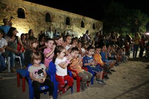 γέμισε χαρούμενες φατσούλες ο παιδότοπος