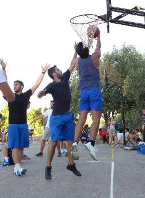 «Σήμερα, ο Δήμος της Αθήνας ακολουθεί μια πολιτική εχθρική - ανταγωνιστική για τα ζητήματα που αφορούν την ανάπτυξη του αθλητισμού στην πόλη», επισήμανε ο Νίκος Σοφιανός