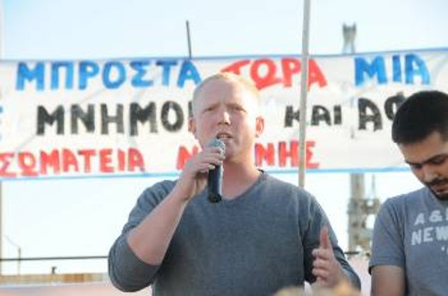 Ο Δανός συνδικαλιστής χαιρετίζει τη συγκέντρωση