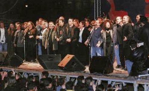 Οι φωτογραφίες είναι από τις συναυλίες αλληλεγγύης στο Σύνταγμα για τον κουρδικό και τον γιουγκοσλαβικό λαό (1-3 και 26- 4-99 αντίστοιχα)