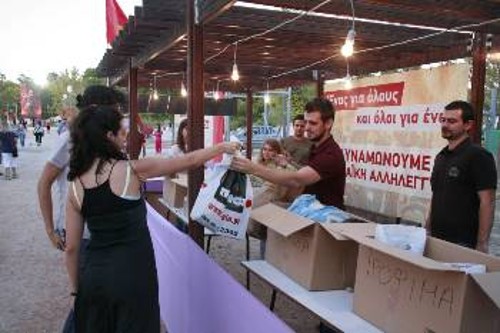 Εκατοντάδες επισκέπτες του Φεστιβάλ συνέβαλαν στη συγκέντρωση ειδών για λαϊκές οικογένειες που δοκιμάζονται από την κρίση