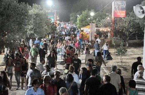 Ενα αδιάκοπο ποτάμι κόσμου έμπαινε μέχρι αργά το βράδυ από την κεντρική πύλη του Φεστιβάλ