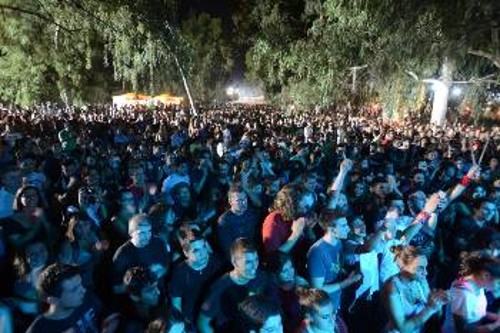 Στη Μαθητική Σκηνή ξεσήκωσαν τη νεολαία τα «Υπόγεια Ρεύματα» και ο Θάνος Ανεστόπουλος