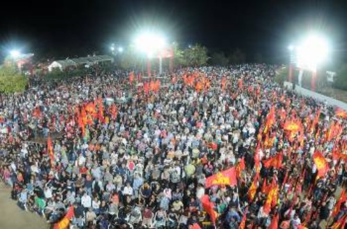 Μια λαοθάλασσα στο χώρο μπροστά από την κεντρική εξέδρα, την ώρα που μιλούσε ο Δημήτρης Κουτσούμπας