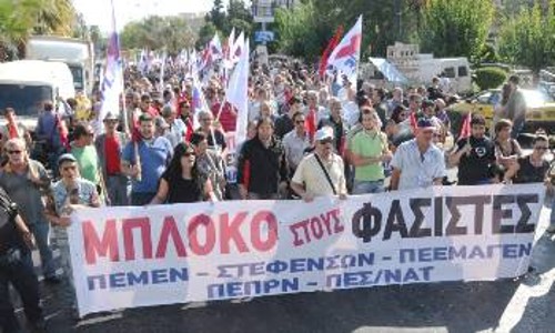 Η μαζική συγκέντρωση βγαίνει στο δρόμο για να ξεκινήσει η πορεία
