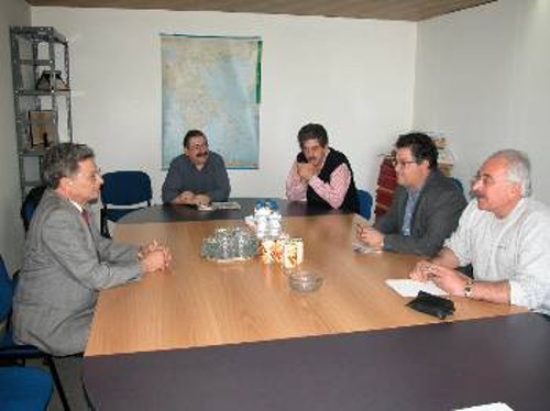 Από τη συνάντηση του Αμπεράλντο Κουρμπέλο με τη Διεύθυνση του «Ριζοσπάστη», στα Γραφεία της εφημερίδας, στο Κρυονέρι