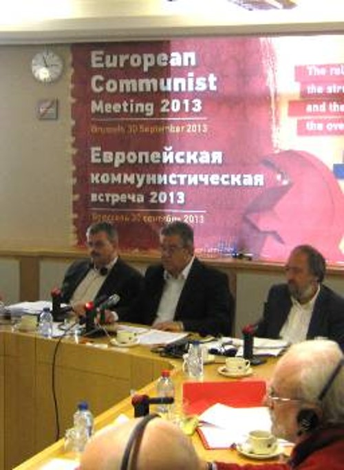 Το προεδρείο της Συνάντησης: Στο κέντρο ο ΓΓ της ΚΕ του ΚΚΕ, Δ. Κουτσούμπας, δεξιά ο Γ. Μαρίνος, μέλος του ΠΓ της ΚΕ, και αριστερά ο Ελ. Βαγενάς, μέλος της ΚΕ