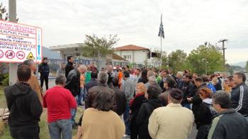 Από τη συγκέντρωση αλληλεγγύης που διοργάνωσαν την Τετάρτη σωματεία και Λαϊκές Επιτροπές, έξω από το εργοστάσιο της εταιρείας στη Θέρμη της Θεσσαλονίκης