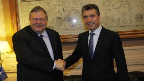 Ο έλληνας αντιπρόεδρος της κυβέρνησης και ΥΠ.ΕΞ. Ε. Βενιζέλος με το Γ.Γ. του ΝΑΤΟ Α. Ρασμουσεν