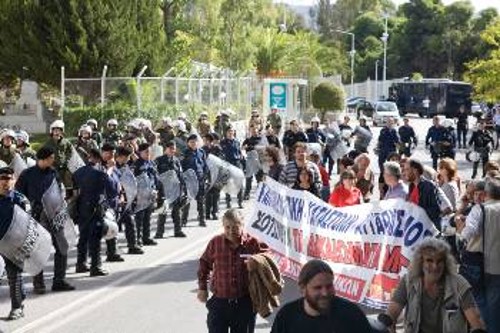 Από τη χτεσινή παρέμβαση στο υπουργείο υπό το βλέμμα των δυνάμεων καταστολής