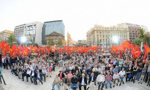 Ανθρωποι όλων των ηλικιών συγκεντρώθηκαν στα Προπύλαια