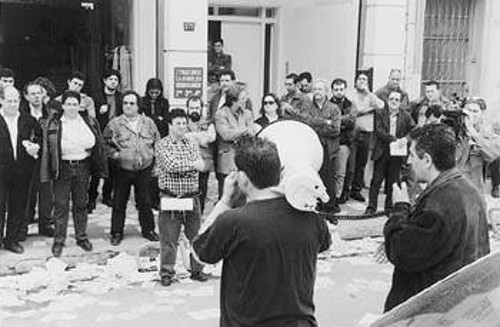 Ο Γ. Μαυρίκος ενημερώνει τους συγκεντρωμένους για τις αξιώσεις των βιομηχάνων, που έγιναν δεκτές από τα υποχείρια του ΣΕΒ