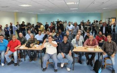 Από τη συγκέντρωση των εργαζομένων στα μπλε λεωφορεία