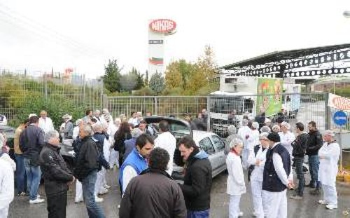 Οι απεργοί στην πύλη του εργοστασίου
