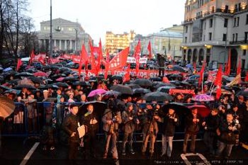 Από τις χτεσινές μαζικές εκδηλώσεις στη Μόσχα που έγιναν υπό βροχή