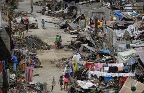 Τραγικές είναι οι συνθήκες επιβίωσης των επιζώντων του τυφώνα