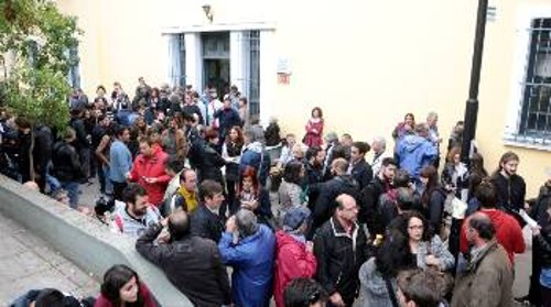 Από τη χτεσινή συγκέντρωση έξω από την Ευελπίδων