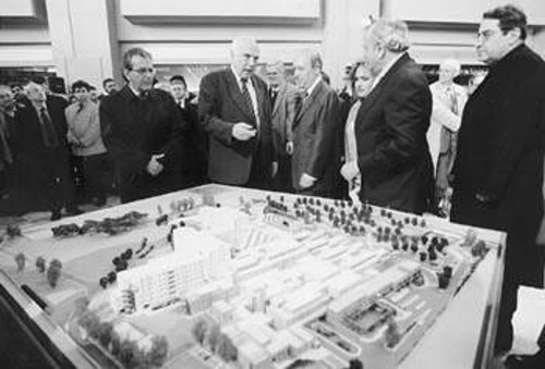 6.3.2000: Προεκλογική φιέστα στο Νοσοκομείο Χαϊδαρίου με μεγαλόστομες διακηρύξεις. Ομως, ένα νοσοκομείο δεν μπαίνει σε λειτουργία με λόγια