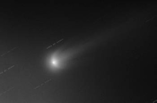 Ο κομήτης ISON, όπως φωτογραφήθηκε στις 16 Νοέμβρη, λίγο μετά την εμφάνιση της διπλής κόμης, που έκανε ορισμένους αστρονόμους να συμπεράνουν ότι ο πυρήνας του έχει διασπαστεί
