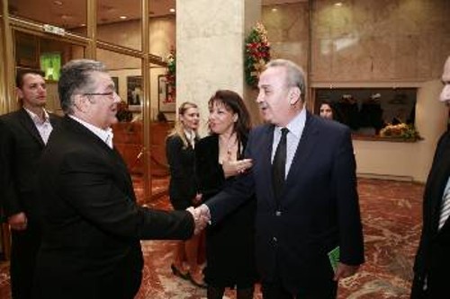 Ο Δ. Κουτσούμπας με τον πρόεδρο του ΔΣ της Λυρικής Αθ. Θεοδωρόπουλο.