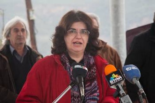 Η Λουΐζα Ράζου μιλώντας στους συγκεντρωμένους στο Γοργοπόταμο
