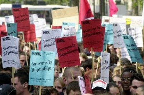 «Να σώσουμε τη δημοκρατία», γράφουν οι πικέτες των διαδηλωτών, καταδικάζοντας δίκαια τον Λεπέν. Ξεχνούν, όμως, άραγε, ότι ευθύνεται και ο Σιράκ στην ενίσχυση του ακροδεξιού ηγέτη του «Εθνικού Μετώπου»;
