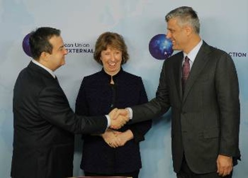 Το Δεκέμβρη του 2013 ο Σέρβος Ιβιτσα Ντάσιτς (από αριστερά) και ο Κοσσοβάρος Αλβανός Χασίμ Θάτσι (από δεξιά) έδιναν τα χέρια στο πλαίσιο μιας ακόμη διαπραγμάτευσης στις Βρυξέλλες