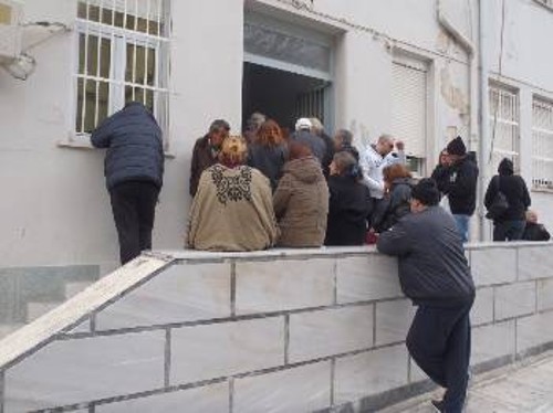 Αποροι με βιβλιάριο Πρόνοιας στήνονται στην ουρά για φάρμακα που δίνονται «με το σταγονόμετρο»