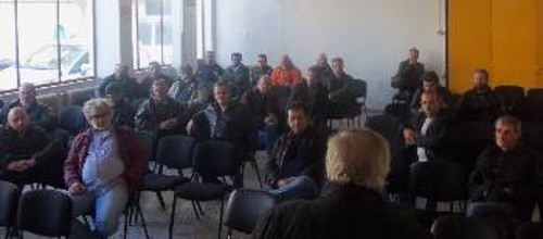 Στιγμιότυπο από τη σύσκεψη των «μπλόκων» στη Λάρισα