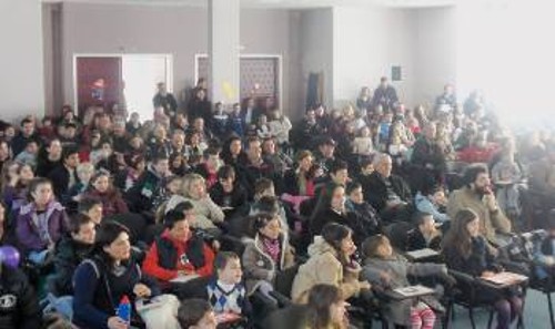 Γέμισε με οικογένειες η αίθουσα στη γιορτή που οργάνωσε το Συνδικάτο ΟΤΑ Λαρισας