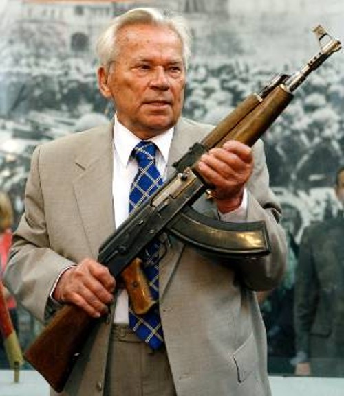 Ο Μ. Καλάσνικοφ με το ιστορικό αυτόματο όπλο σε παλαιότερη εκδήλωση προς τιμήν του