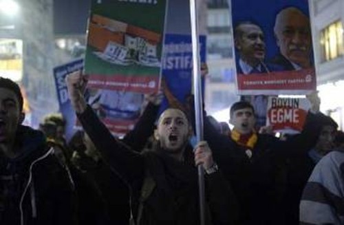 Από πρόσφατη λαϊκή διαδήλωση στις 25/12 ενάντια στην αντιλαϊκή πολιτική, με τη μαχητική παρουσία των μπλοκ του ΚΚ Τουρκίας