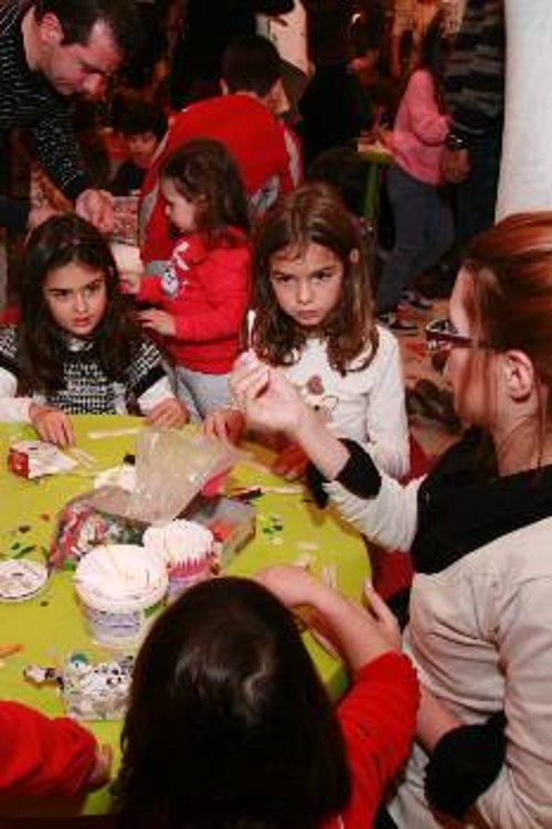 Από τα εργαστήρια που πραγματοποιούνται στο Χριστουγεννιάτικο Φεστιβάλ της ΚΝΕ